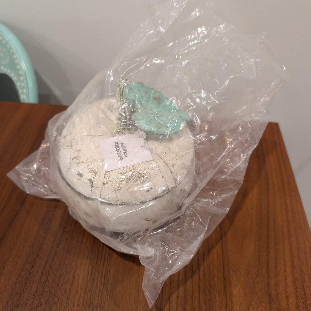 NWT Anthropologie Antiqued Gourd Halloween Candle, Pumpkin Cardamom - Picture 5 of 5